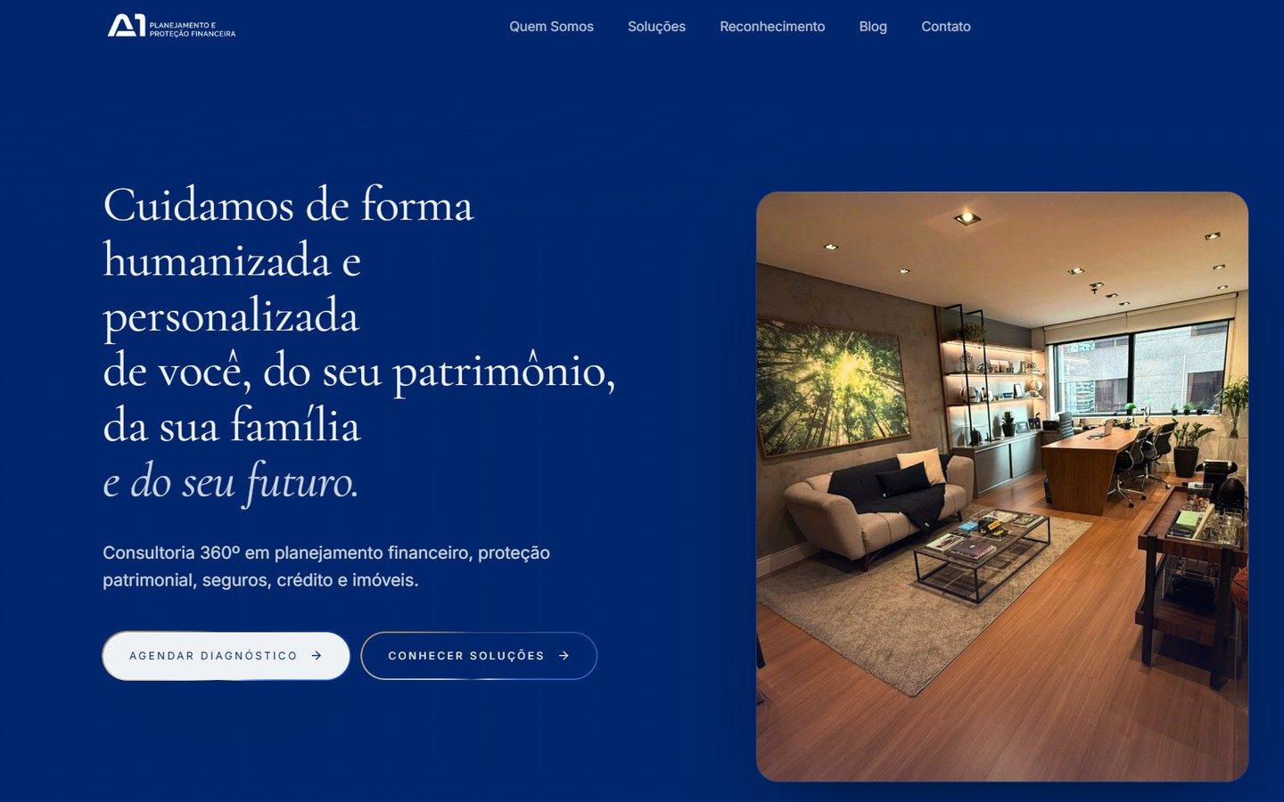 Página inicial da A1 Planejamento em azul profundo com foto do escritório.