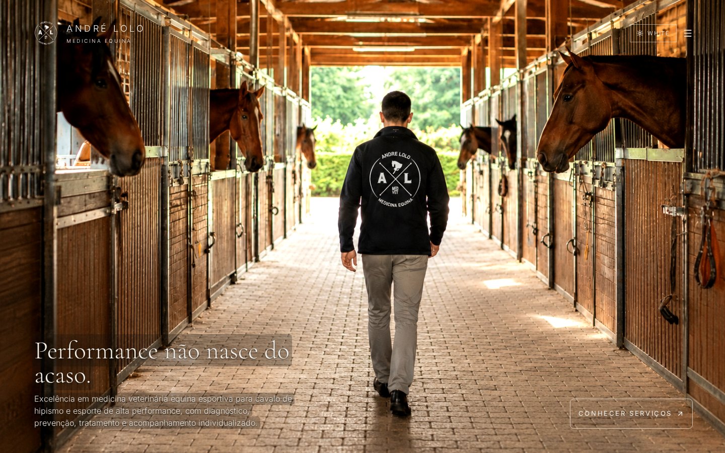 Página inicial da Clínica André Lolo com veterinário caminhando entre baias de cavalos.
